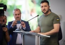 Не їздить нікуди, якщо це не принесе користь Україні, – політолог про візити Зеленського