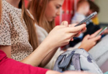 ЮНЕСКО закликала заборонити учням користуватися смартфонами у школах