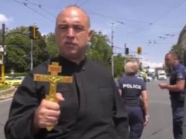 У Болгарії “священник” з хрестом накинувся на кортеж Зеленського: ким виявився провокатор (відео)