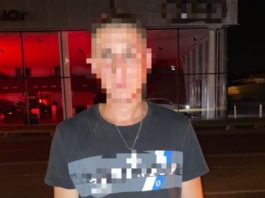 В Одесі чоловік зірвав прапор України та кинув його на землю: обурені люди відреагували (фото)