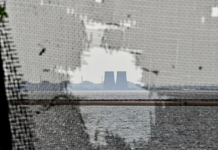 На крівлі 2 енергоблоків ЗАЕС росіяни розмістили схожі на вибухівку предмети – Генштаб