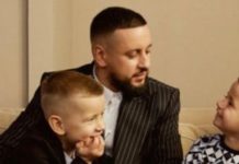 Монатік разом з дружиною у вишиванках та з квітами відвели синів до школи (фото)