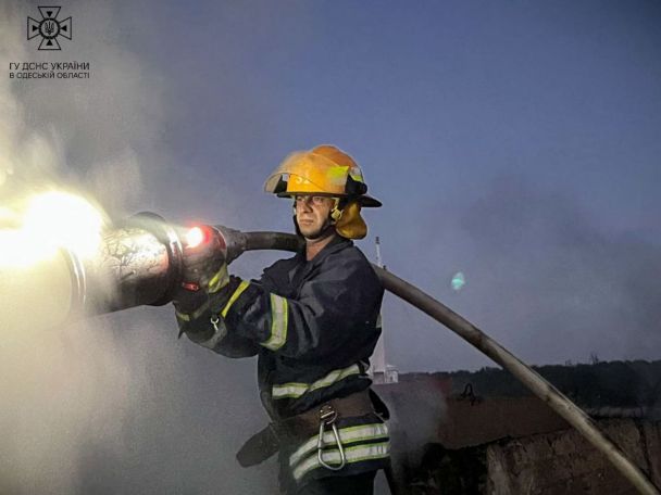 Рятувальник ліквідує пожежу в порту на Одещині після атаки дронами. / © 