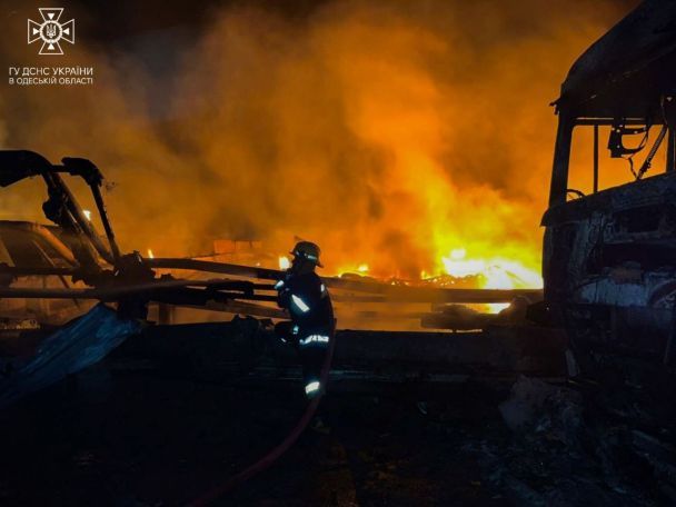 Рятувальник ліквідує пожежу в порту на Одещині після атаки дронами. / © 