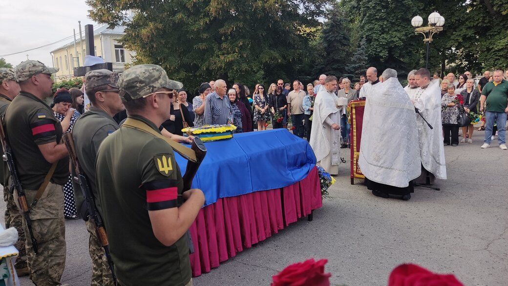 Без батька лишилося двоє дітей: у Полтаві попрощалися з воїном, який загинув у боях на Донеччині. Фото