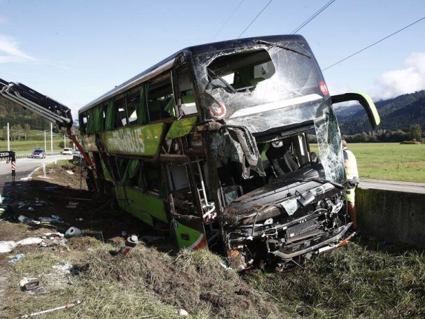 Автобус з пасажирами потрапив у ДТП в Австрії / Фото: APA / © 