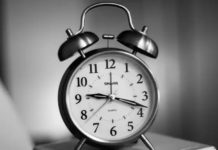 Україна переходить на зимовий час: о котрій годині і куди переводити стрілки