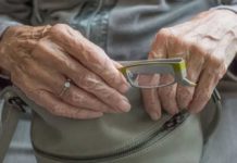 Пенсіонер подав до суду на ПФУ та отримав тисячі гривень компенсації моральної шкоди: чиновники були покарані