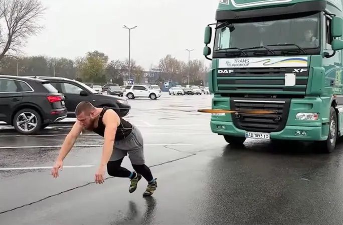 Дмитро Грунський перетягнув шиєю вантажівку