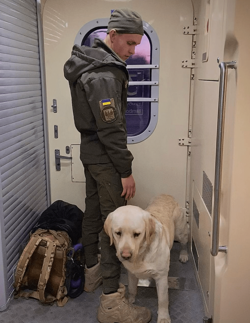 Військовий з собакою їхав у тамбурі дві години