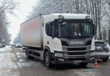 У Полтаві вантажівка наїхала на військового: чоловіка доправили до лікарні