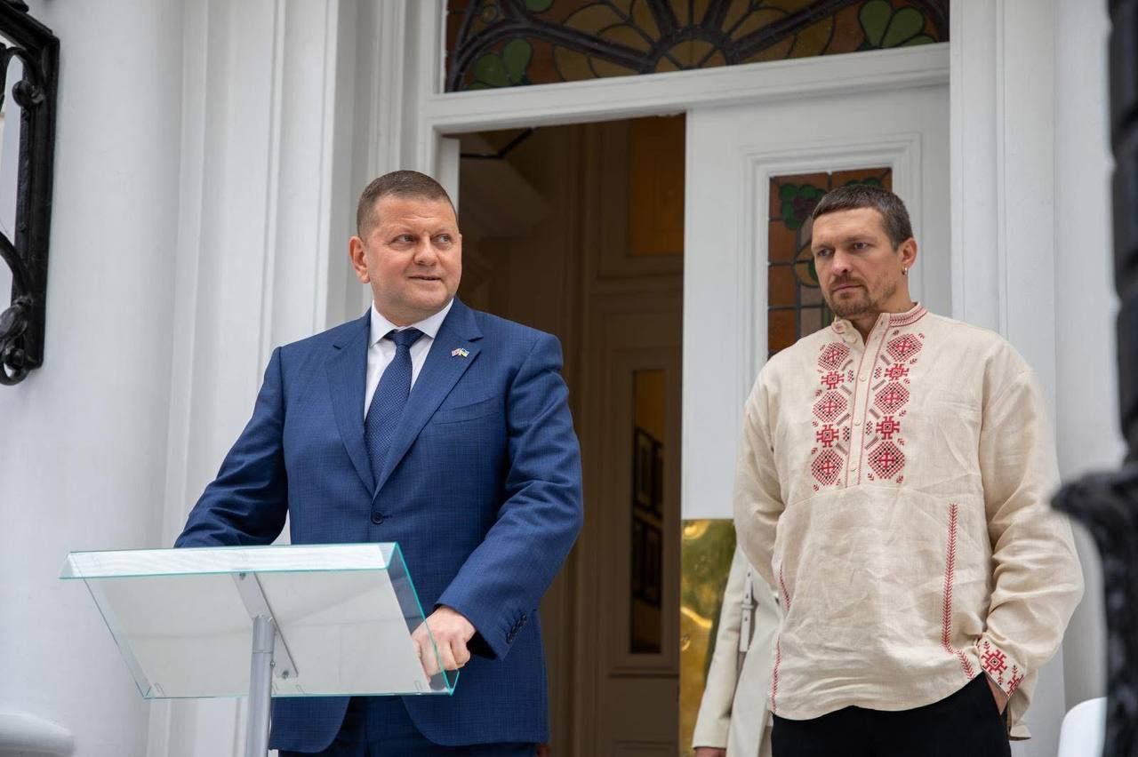 Залужний привітав Усика з перемогою