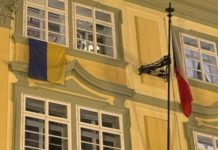 На парламенті Чехії повісили три прапори України на противагу рішенню спікера