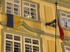 На парламенті Чехії повісили три прапори України на противагу рішенню спікера