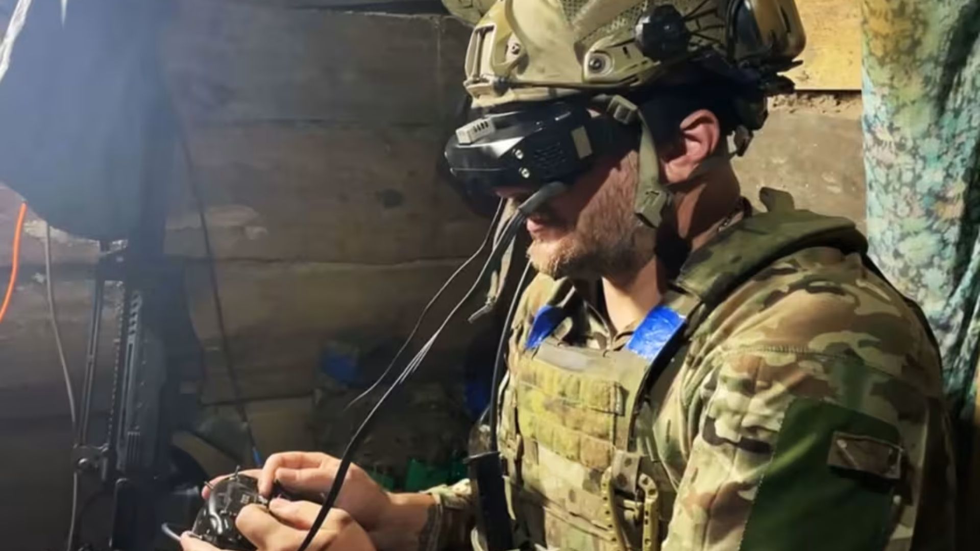 Український військовий керує дроном