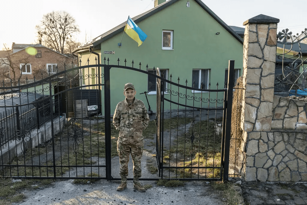 Назар Далецький біля будинку