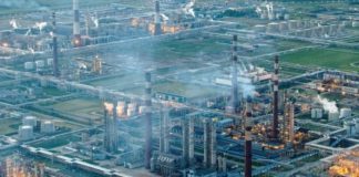 Безпілотники другу ніч поспіль атакували Ленінградську область рф — цього разу під ударом був НПЗ