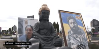 На Рівненщині батьки загиблого українського воїна доглядатимуть за могилою двох добровольців зі Шрі-Ланки