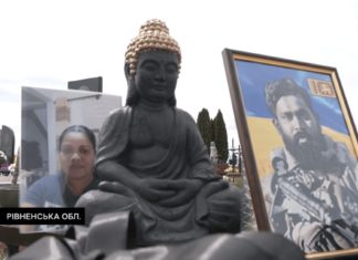 На Рівненщині батьки загиблого українського воїна доглядатимуть за могилою двох добровольців зі Шрі-Ланки