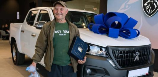 Гороховський подарував новий пікап переселенцеві з Донеччини, який «умістив все життя» в старий ВАЗ