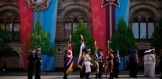 Парад ганьби: на Красній площі вперше за 20 років не було техніки, зате крокували солдати КНДР (відео)