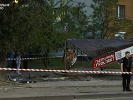 У Дніпрі автівка знесла зупинку громадського транспорту: загинула жінка, є поранені