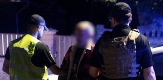 На Київщині чоловік стріляв на вулиці у бік перехожих