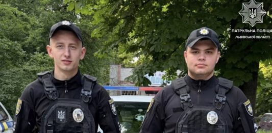 У Львові патрульні відмовили жінку від самогубства