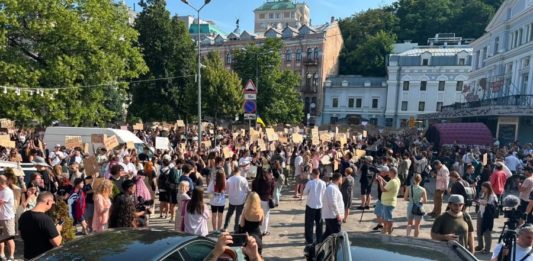 У Києві та низці інших міст вимагають не звільняти Федорова