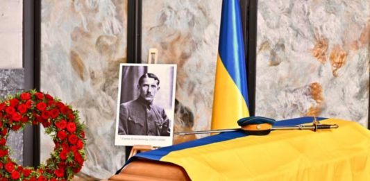 Полковник Євген Коновалець повертається додому, в Україну: у Роттердамі провели ексгумацію його останків