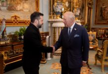 Король Чарльз III під час аудієнції з президентом України Володимиром Зеленським у Букінгемському палаці