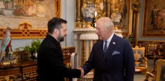 Король Чарльз III під час аудієнції з президентом України Володимиром Зеленським у Букінгемському палаці