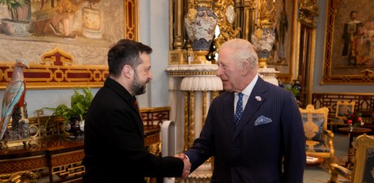 Король Чарльз III під час аудієнції з президентом України Володимиром Зеленським у Букінгемському палаці